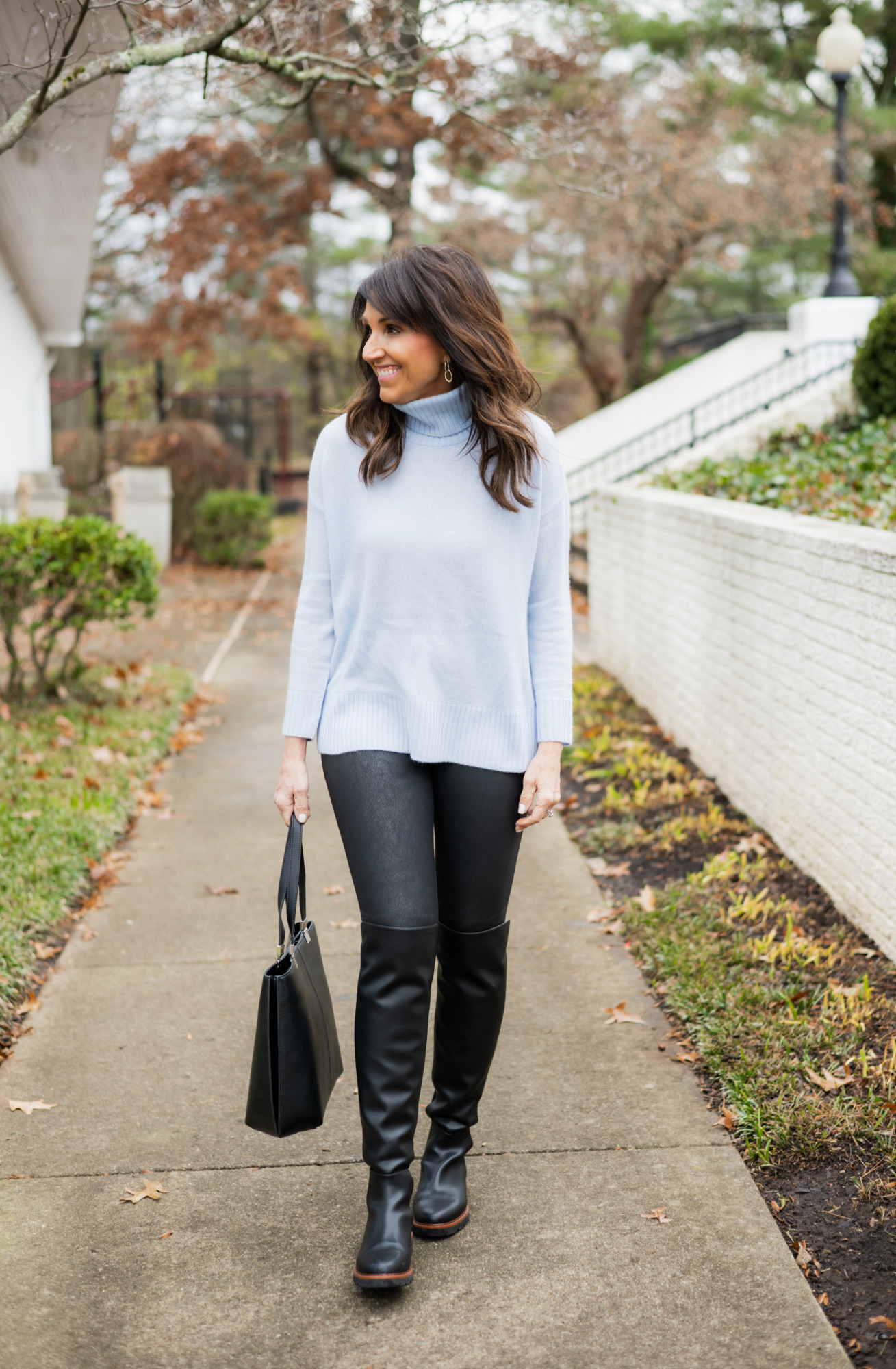 WHAT COLORS AND TEXTURES OF BOOTS ARE POPULAR FOR FALL AND WINTER 2025