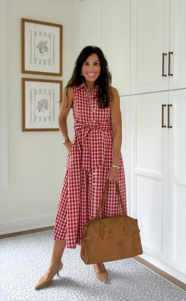 Cyndi carrying an oversized suede handbag fall 2026
